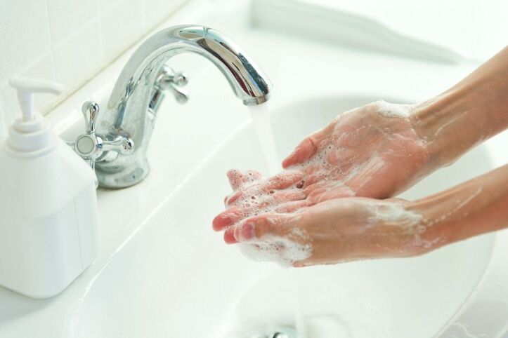 pranje ruku sapunom kako bi spriječili crve